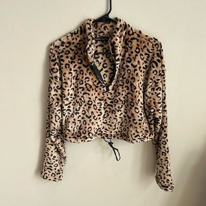 (M) half zip cheetah print fuzzy cropped pullover